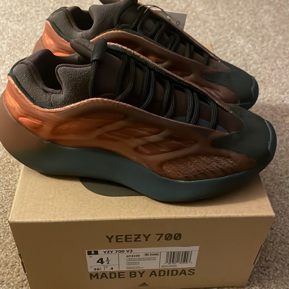Brand new Yeezy 700 V3 GY4109 - Picture 2 of 5